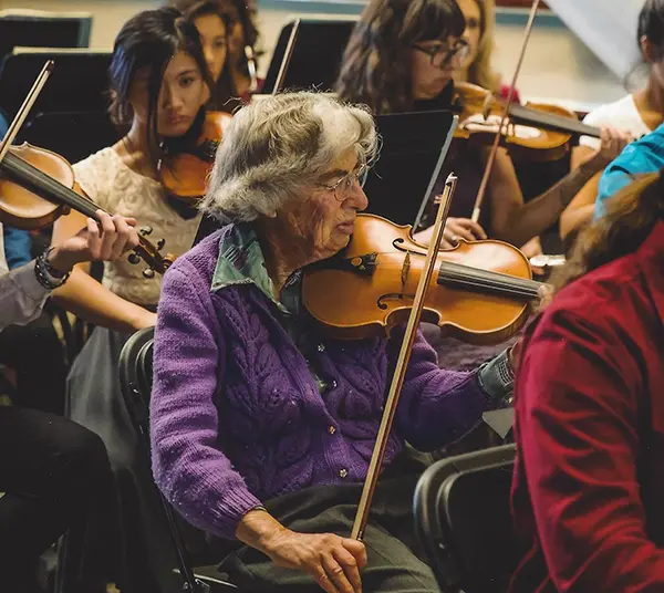 Mariam Schwab playing violin