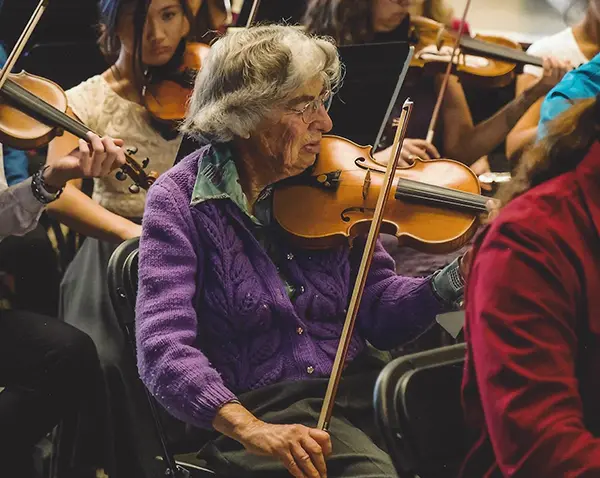 Mariam Schwab playing violin