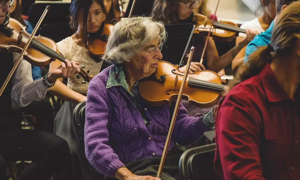 Miriam Schwab playing Violin